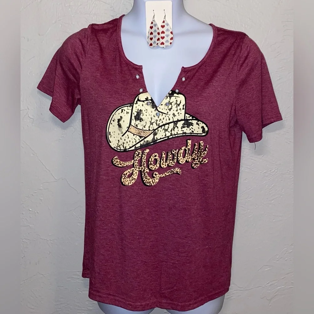 🐴Maroon 'Howdy' Graphic Tee - Picture 2 of 13